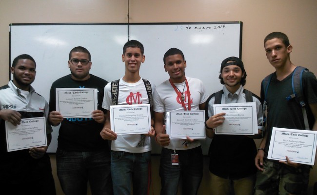 Estudiantes Reciben Certificados