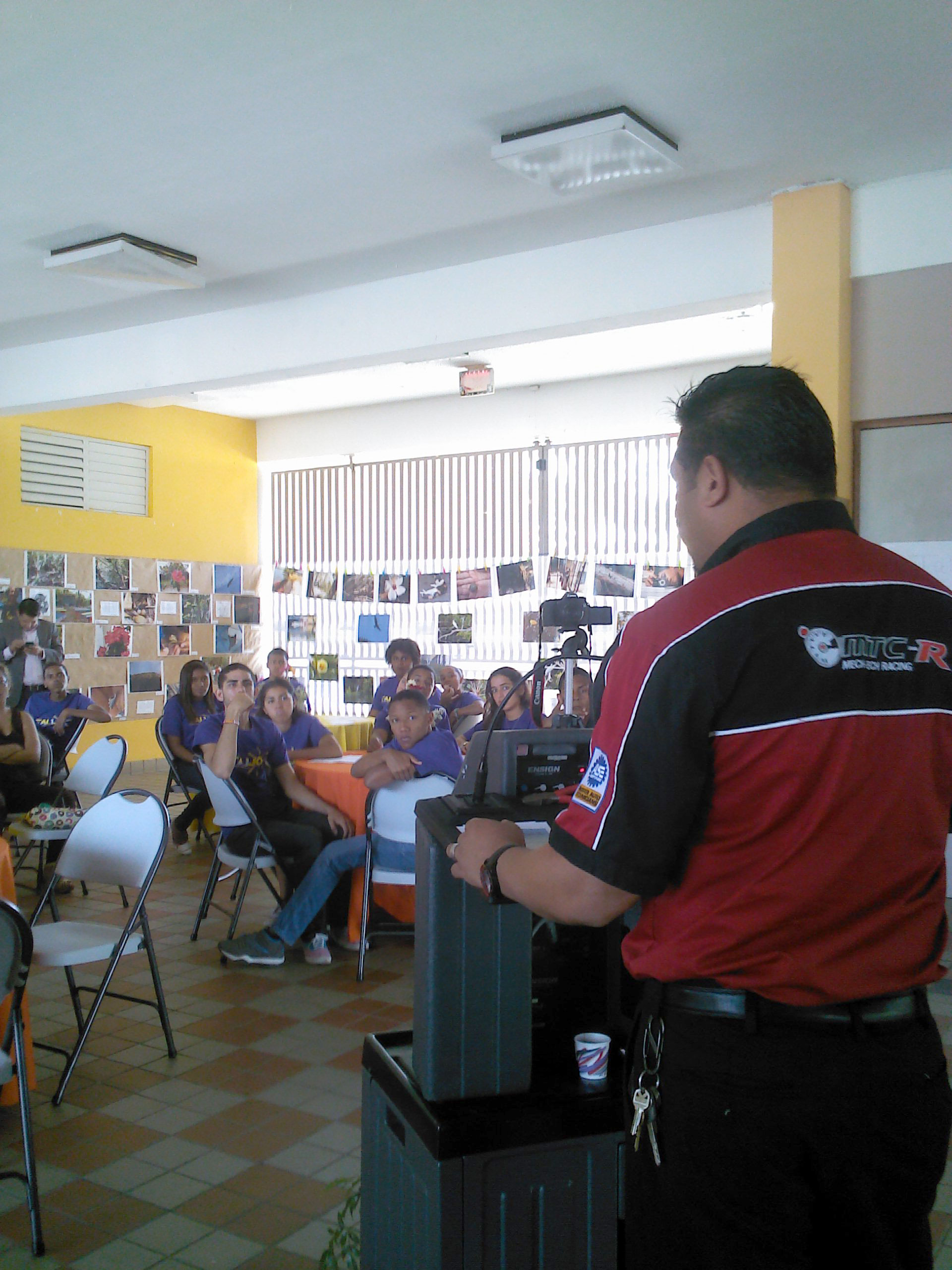 Profesor-habla-a-jovenes-centro-cantera