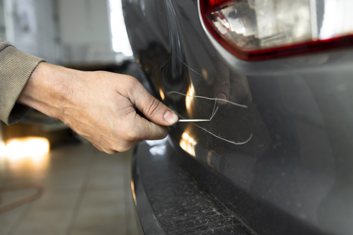 ¿Cómo quitar rayones del carro?